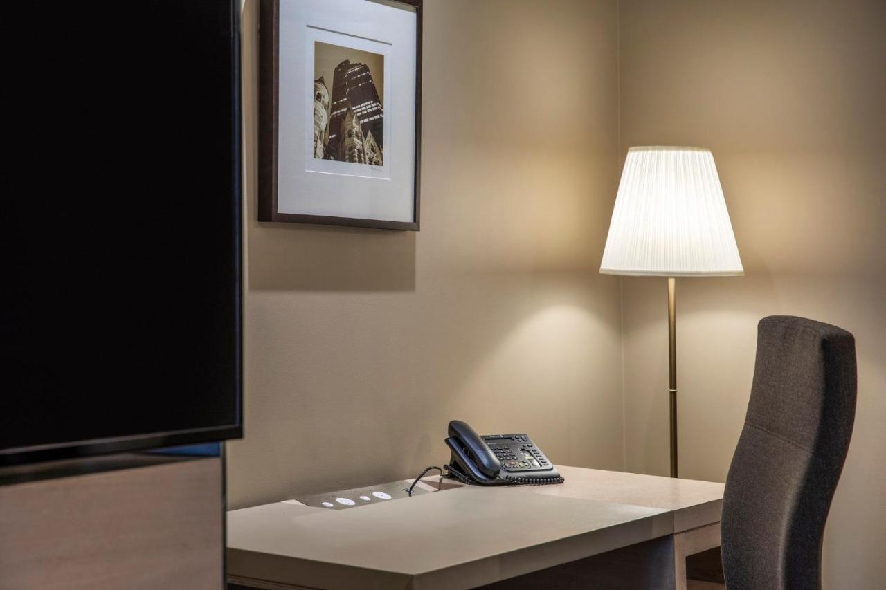 Hotel Intercontinental Melbourne The Rialto By Ihg Exterior foto A desk with a telephone and a lamp