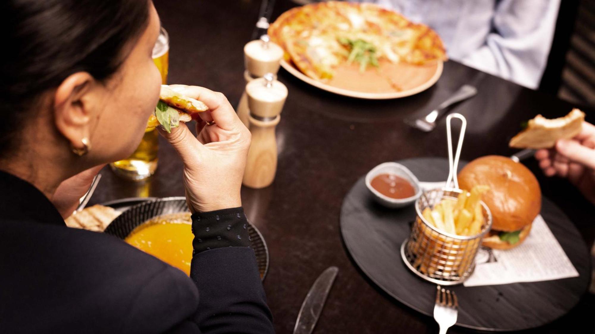 Hotel Intercontinental Melbourne The Rialto By Ihg Exterior foto A woman eating a hamburger